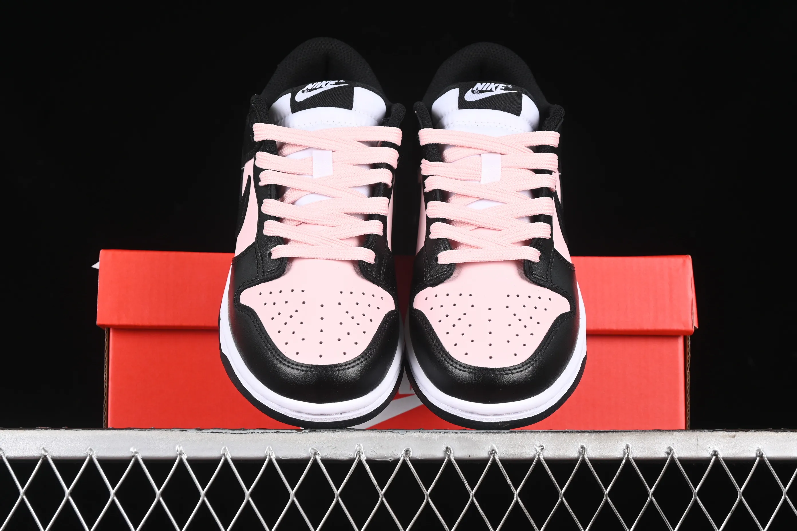 All categories Nk SB Dunk series Nk SB Dunk Low low-top sneakers Nk SB Dunk Low black and pink low-top casual sneakers CW1590-100